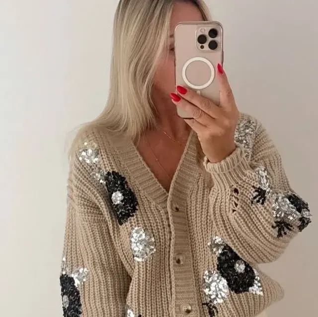 Photo by GAAGO FASHION on September 17, 2026. Ist möglicherweise ein Bild von Top, Jacke und Text.