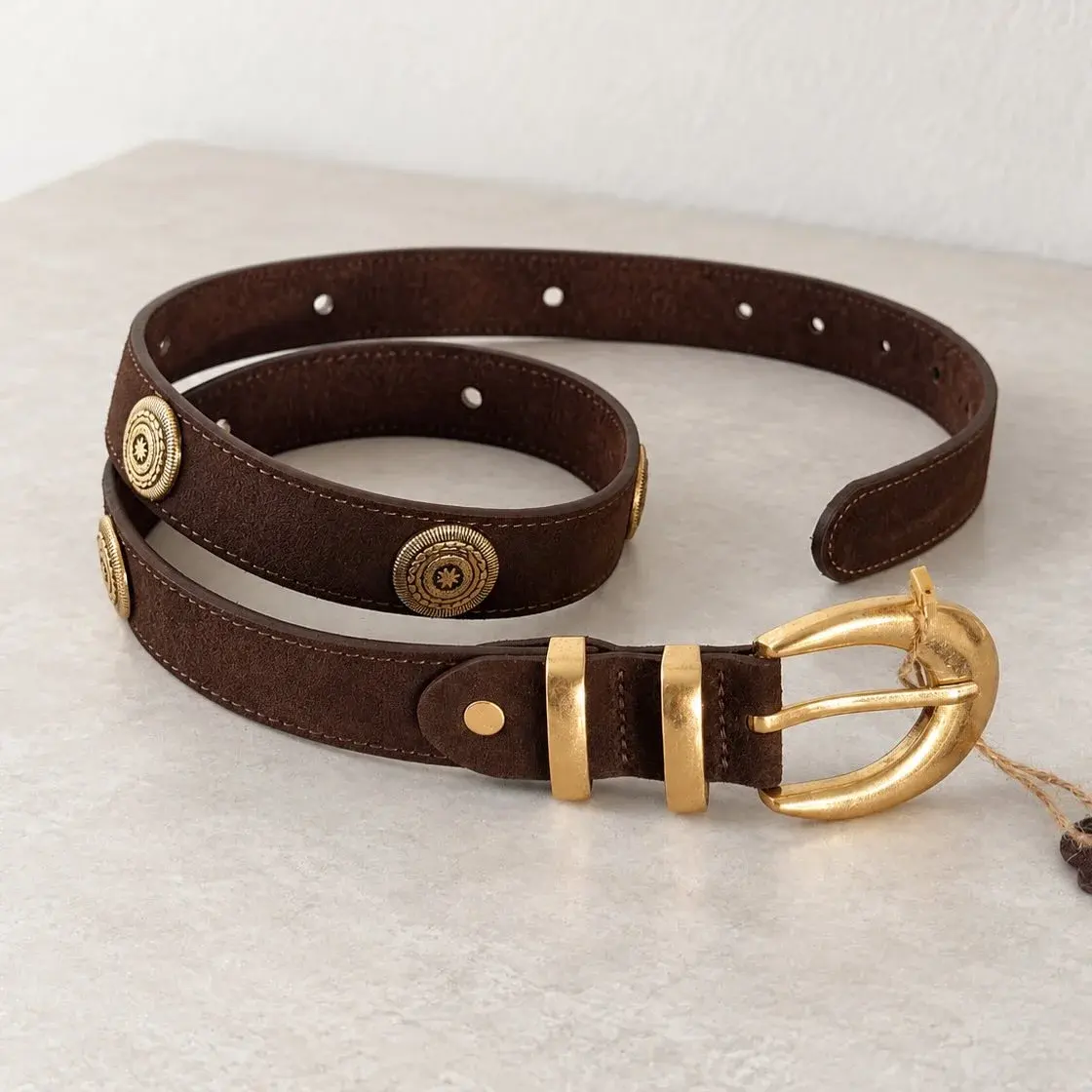🤎 Unser wunderschöner Wildledergürtel im angesagten Western-Look mit edlen goldenen Details – ein echter Hingucker für jedes Outfit! ✨
🛍️ Jetzt in unserem Onlineshop erhältlich!