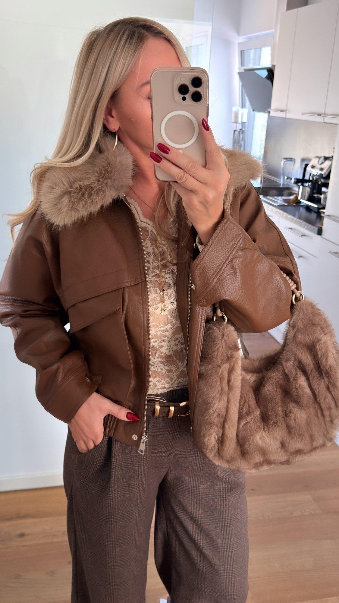Jacke in Lederoptik mit Fellkragen – Produktansicht 3