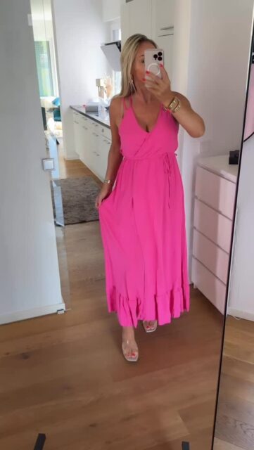 Dieses wunderschöne Kleid gibt es für nur 39,99 € – perfekt für Hochzeiten, besondere Anlässe, Urlaub oder den Alltag mit flachen Schuhen. Angenehm zu tragen dank fließendem Stoff und doppelten Trägern. Einheitsgröße, passend von XS bis L