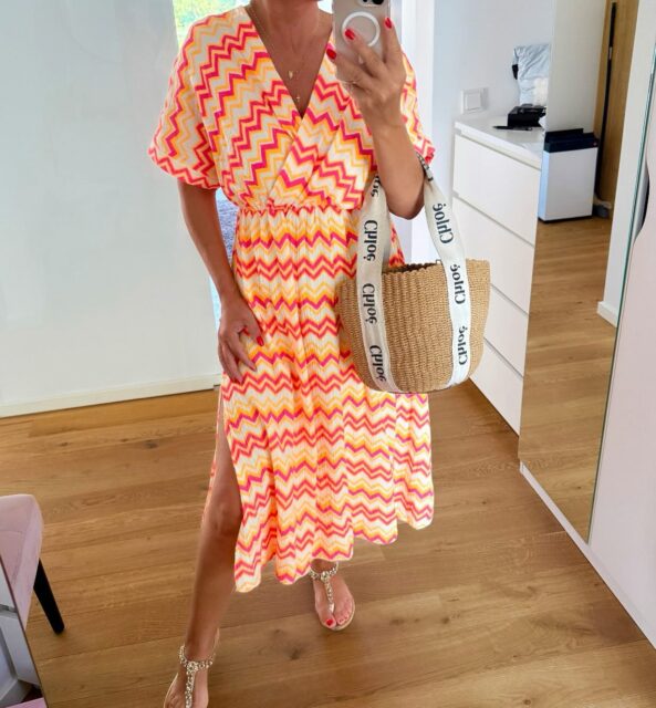Ein luftiges Sommerkleid aus Musselinstoff mit Zickzackmuster und Beinschlitz – Einheitsgröße passend für S bis XL.