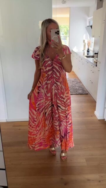 „Ich liebe dieses Kleid! Es ist aus 100 % reiner Seide gefertigt und begeistert mit seinen tollen, lebendigen Farben. Es fühlt sich wunderbar leicht und edel auf der Haut an – einfach ein Traumstück!“