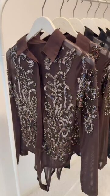 ✨ Neu im Shop!
Glitzer-Bodybluse – perfekt für die festliche Saison!
Ideal für Weihnachten & Silvester 💃 #FestlicheMode #Stylisch #ModernLook #BlusenLiebe #EleganteMode #FashionInspo #StyleGoals #OutfitInspo #ModeTrends #GlamourLook #WeihnachtsOutfit #SilvesterStyle #PartyOutfit #ChicStyle #Fashionista #FashionLover #TrendyLook #FestlicherStyle #ModeMitStil #GlitzerStyle