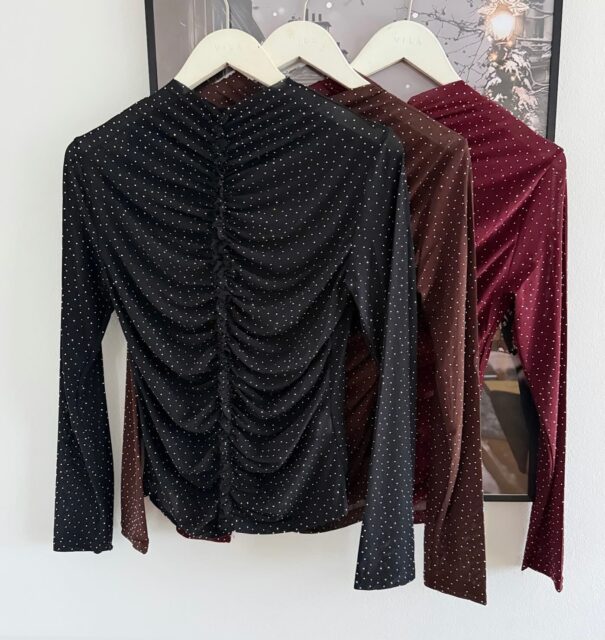 Super schöne Festtags-Oberteile – perfekt für Weihnachten und Silvester!
Aus hochwertigem, angenehm zu tragendem Netzstoff gefertigt und elegant transparent. Die funkelnden Strasssteine setzen glamouröse Akzente und machen jedes Outfit zum Hingucker. Erhältlich in drei stilvollen Farben – ideal für alle, die zu den Festlichkeiten strahlen möchten.