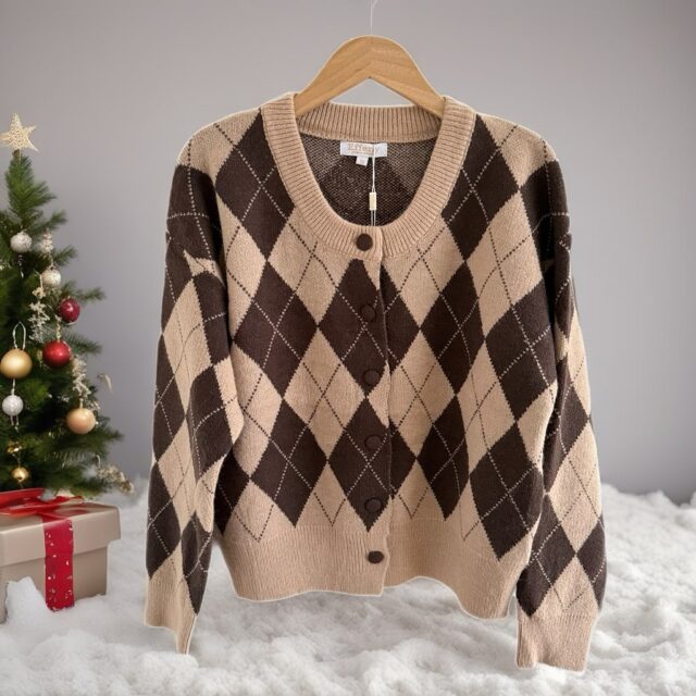 Cardigan „Karo“ – gemütlich, modern und absolut vielseitig!
Dieser Cardigan überzeugt mit seinem stylishen Rautenmuster und einer angenehm weichen, kuscheligen Struktur. Der warme Braunton macht ihn zum perfekten Begleiter für entspannte Tage zu Hause oder lässige Alltagsoutfits. Einfach drüberziehen und wohlfühlen – der perfekte Wohlfühl-Dieses Bild wurde mithilfe künstlicher Intelligenz erstellt (Pixelcut).