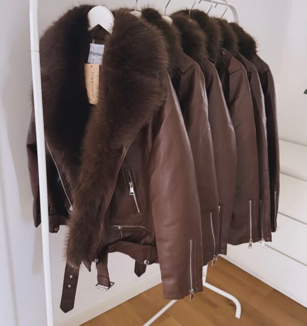 Diese stylische Jacke aus hochwertigem PU-Leder überzeugt mit ihrem besonders flauschigen Innenfell, das wohlig warm hält und einen luxuriösen Look verleiht. Der etwas längere Schnitt sorgt für eine moderne, lässige Silhouette, während markante Details wie Reißverschlüsse und ein verstellbarer Gürtel den coolen Biker-Style perfekt abrunden. Eine perfekte Kombination aus Komfort, Wärme und trendigem Design – ideal für kalte Tage.#brauneJacke #Bikerjacke #VeganLeder #PULeder #FauxLeather #VeganFashion #HerbstStyle #WinterOutfit #FashionInspo #Streetstyle #Trendjacke #Kunstlederjacke #Flauschjacke #WarmUndStylish #ModeLiebe #OOTD #StyleGuide #CasualLook #Jackenliebe #CozyStyle #BrownJacket #FauxFurJacket #ChicAndWarm #FashionDaily
